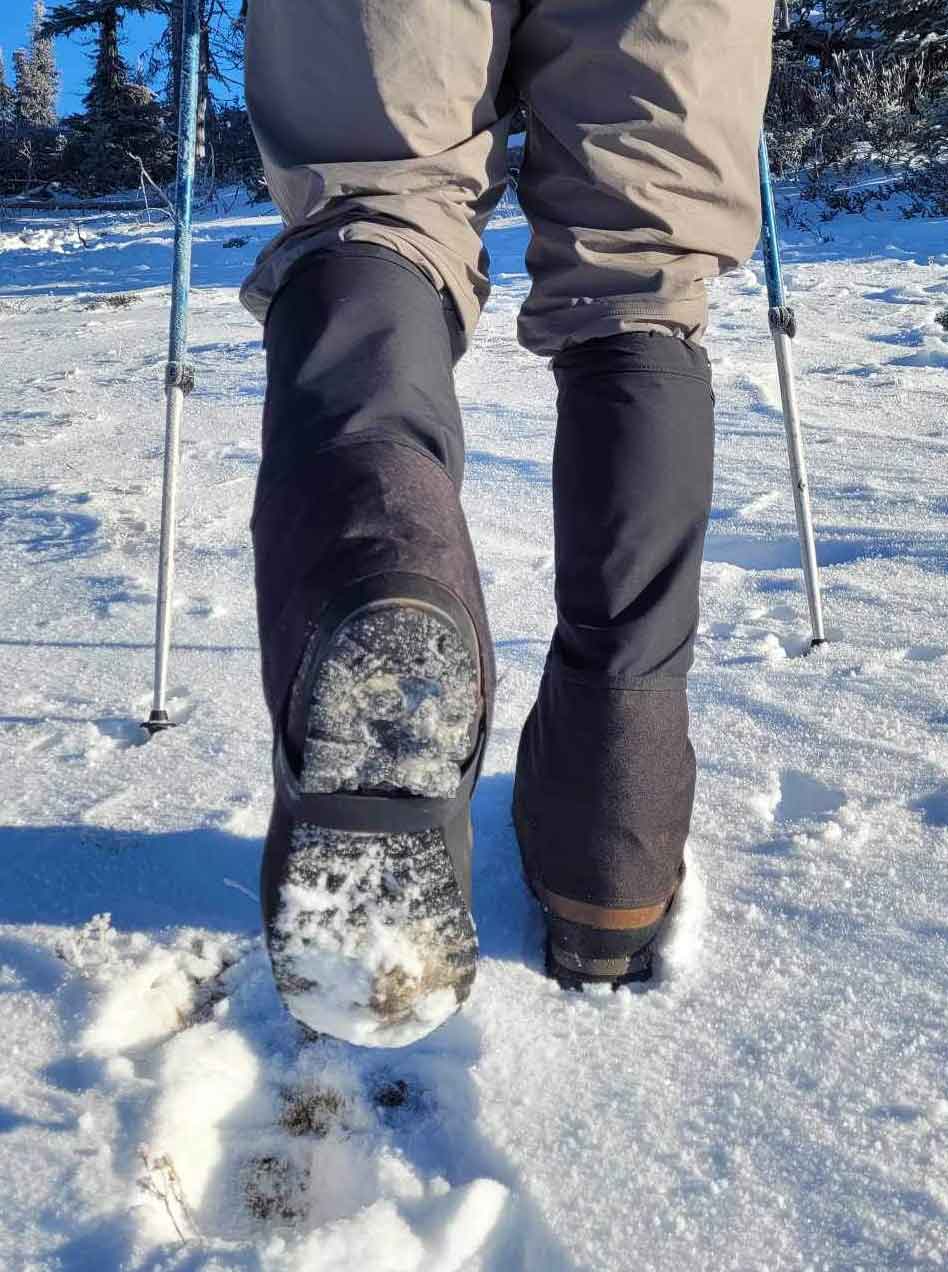 hiker-wearing-silverback-hiking-boot-gaiters